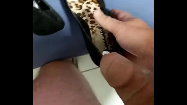 Φρέσκο ​​Cumming in coworker's shoes top Tube