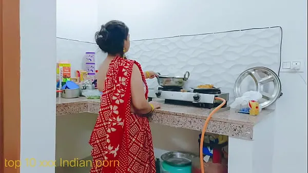 Nouveau Desi belle soeur sexe chaud en sari rouge dans la cuisinetop Tube