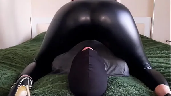 Nouveau Adoration du cul. Dominatrix en leggings serrés vous fera adorer son cul sexy et juteux. Vous rêvez de le toucher ou de le mettre sur votre visagetop Tube