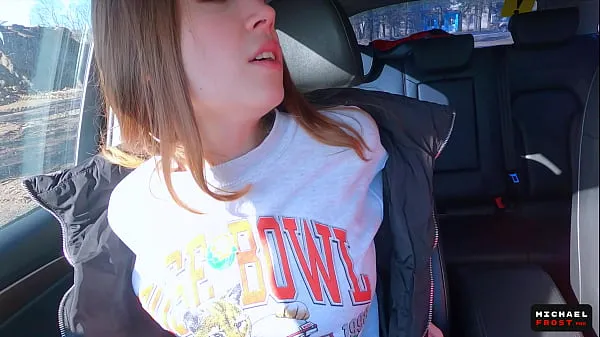 Frisches Echtes russisches Teenager-Hitchhiker-Mädchen stimmte zu, Deepthroat-Blowjob-Fremde für Bargeld zu machen und Sperma zu schlucken - MihaNika69 und Michael FrostTop-Tube