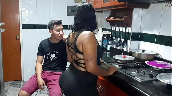 Novo Minha madrasta fica com tesão na cozinha. que buceta rica ela tem tubo superior