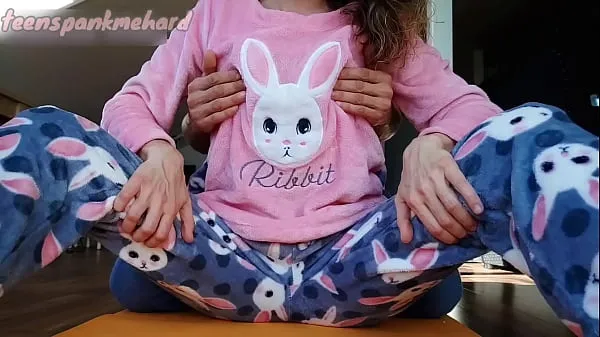 Čerstvá stepdaddy risky petting teen 18yo in pajama after study horní trubka