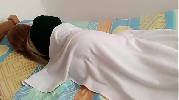 新鲜我把我的大鸡巴放在她蓬松的臀部之间，当她意识到这一点时，我在没有避孕套的情况下将它插入她的体内......放学后他妈的顶部管