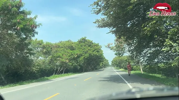 Tubo superior Estoy en traje de baño en la carretera esperando que un carro me lleve, y me varios juguetes que tenia el conductor en la guantera hasta ponerme muy cachonda y tener un squirt fresco