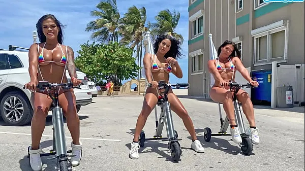 Nouveau Big Ass Latinas Ride Electric Trikes à la plage publique Big Bootytop Tube