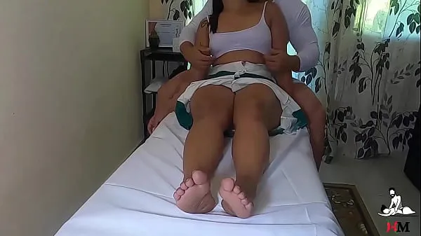 Tubo superior Mujer casada gritando y disfrutando de un masaje tántrico fresco