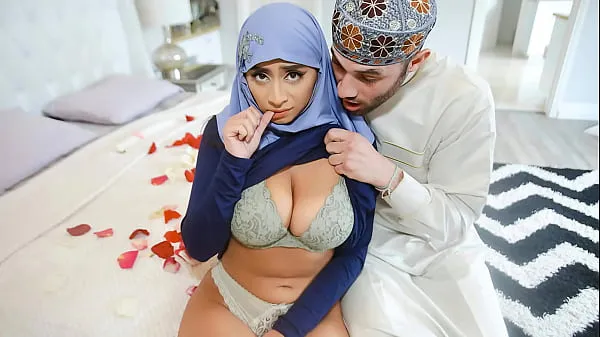 Čerstvá Arab Husband Trying to Impregnate His Hijab Wife - HijabLust horná trubica