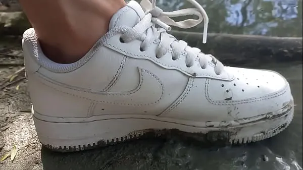 新鲜这个小伙子用他的白色运动鞋 Nike Air Force One AF1 不穿袜子践踏泥土 这段同性恋色情视频是关于男孩在大自然中的恋足癖。 乔恩·阿尔廷 (Jon Arteen) 是一位炙手可热的亚洲双胞胎模特。 这位性感小伙穿着白色运动鞋，Nike Air Force One AF1，没有穿袜子。 没穿袜子的小伙子在脏兮兮的泥巴里玩耍，用脚践踏、跺脚、碾压、发出声音顶部管