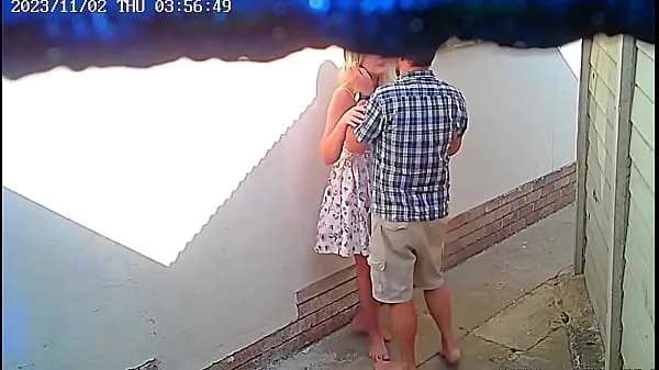 Nouveau Une caméra de vidéosurveillance a filmé un couple en train de baiser devant un restaurant publictop Tube