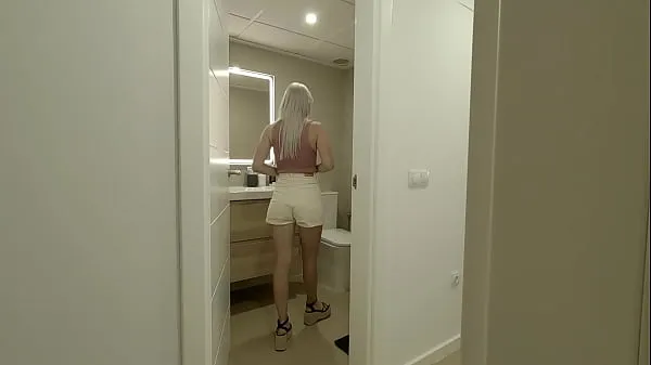 新鲜我的室友在浴室里自慰，以为她独自一人，而我偷偷地来给我打手枪，她给了我口交顶部管