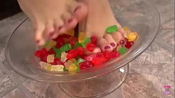 Čerstvá A kinky brunette sticks her feet in gummy bears and performs a footjob until cumshot horní trubka