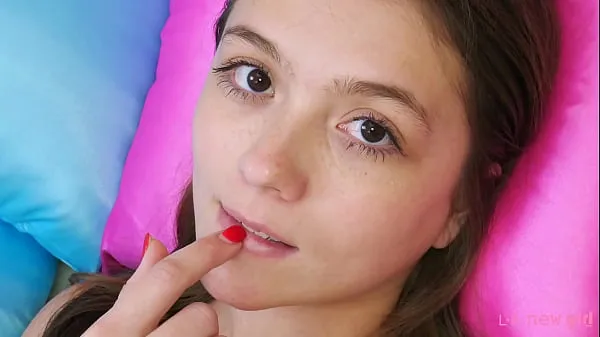 Свежий Cute brunette naked close-up верхний тюб