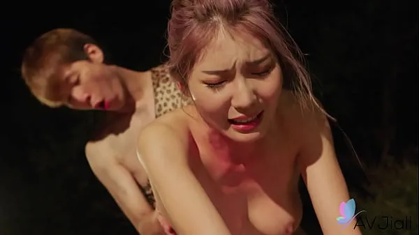 Frisk Chinese girl Li Zhiyan got fucked hard in the middle of the forest with a guy toprør