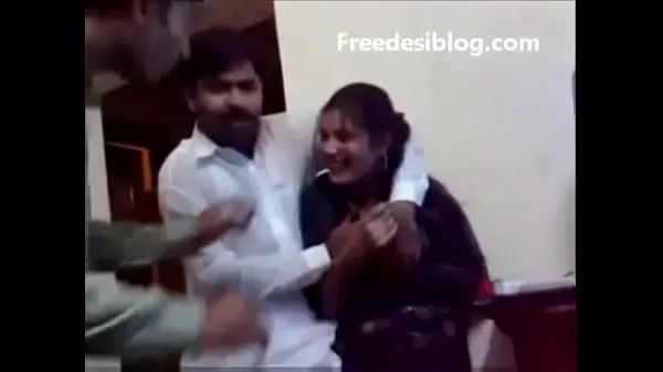 Färskt Pakistani Desi girl and boy enjoy in hostel room topprör